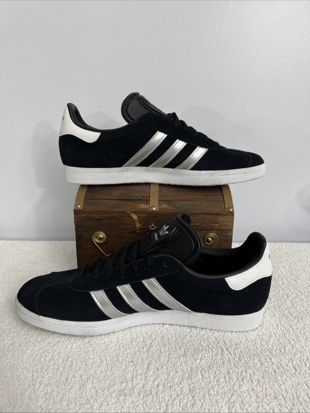 Adidas Women's Sz 11 Men’s Sz 9.5 Gazelle Originals Black/Silver Metallic ID7007 - Picture 5 of 12